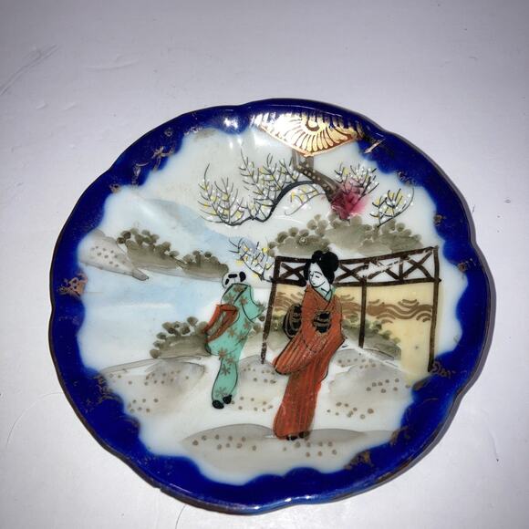 Vintage Kutani Ware saucer. Chinese. oriental design scallop edge - Picture 4 of 4